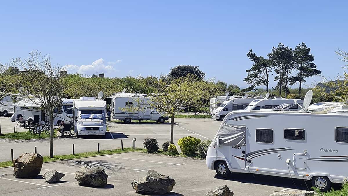 Qu’est-ce qu’une aire de camping-car : tout savoir sur les services, l’accueil et la réglementation